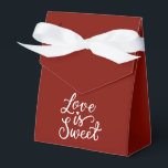 Minimalistisk lantlig röd och vit bröllopsfest presentaskar<br><div class="desc">Designen har en vinröd bakgrund och vit text.</div>