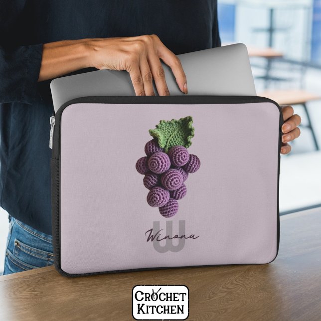 Minimalistisk Lila Grandma Chic Crochet Grape Namn Laptop Fodral (Skapare uppladdad)