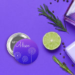 Minimalistisk Lila White Dandelion Flowers Namn Knapp<br><div class="desc">Inbelägra dina möhippor eller brudgåvor med naturens lugn med hjälp av denna minimalistiska dandeliondesign. Mot bakgrund av övertoningen av lilan kan man lätt skönja känsliga dandelioner, vilket ger en känsla av förnyelse och möjligheter. Personlig med namn på varje gäst, tillför dessa uppskattningstecken en tankfull och individuell beröring till firande. Perfekt...</div>