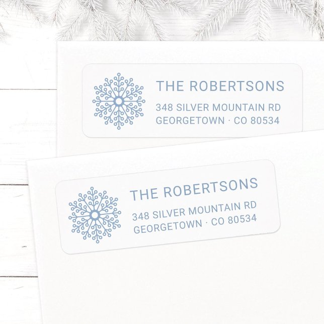Minimalistisk ljusblå Returadress av snöflingor Etikett (Modern, elegant Snowflake Christmas return address labels in light blue with family name.)
