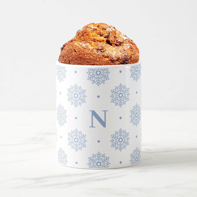 Minimalistisk ljusblå Snöflingor-monogramvinter Kaffemugg (Christmas gift. Modern elegant snowflake mug in light blue with minimalist custom monogram.)