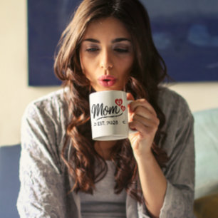 Minimalistisk mammas etablerade handskrivna namn å kaffemugg