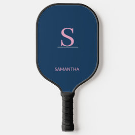 Minimalistisk marinblå med rosa namn och initial