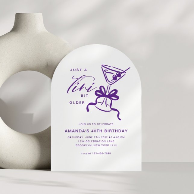 Minimalistisk Martini Chic Violett Födelsedagsbåge Inbjudningar (Skapare uppladdad)