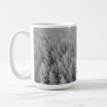 Minimalistisk Misty Winter-skogskafett Latte Mugg
