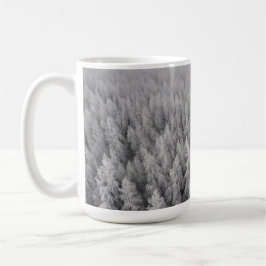 Minimalistisk Misty Winter-skogskafett Latte Mugg