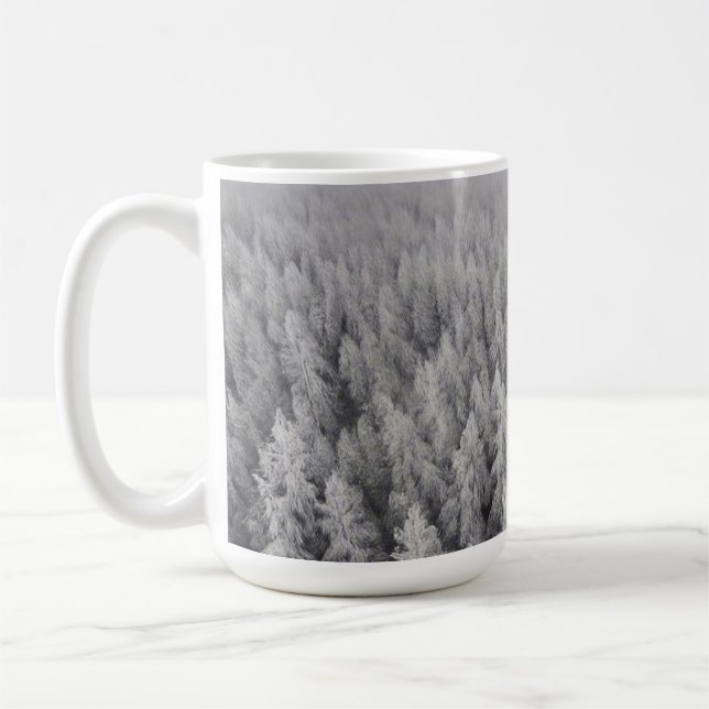 Minimalistisk Misty Winter-skogskafett Latte Mugg (Vänster)