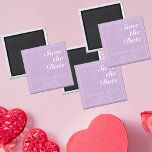 Minimalistisk mjuk Lila och vit Spara datum Magnet<br><div class="desc">Söt,  modern,  minimalistisk och trendig spara datum magneter har en mjuk bakgrund för lila av pastellprodukter (Pantones plocka "Orchid Bloom" från 2022) med textblock för vitt anpassade i modernt typsnitt</div>