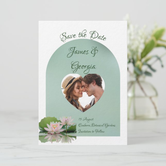 Minimalistisk mjuk rosa och grönt-lotus sparar dat inbjudningar (Stående Fram)