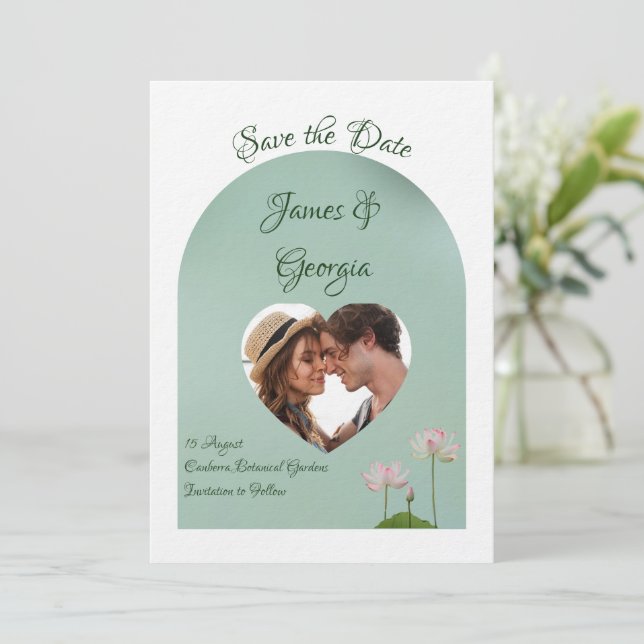 Minimalistisk mjuk rosa och grönt-lotus sparar dat inbjudningar (Stående Fram)