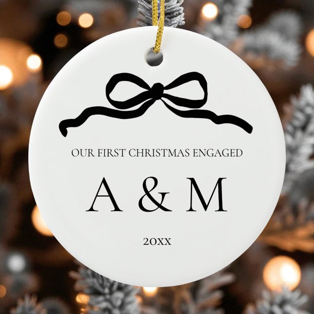 Minimalistisk Modern Båge Första Julen Förlovad Julgransprydnad Keramik (Minimalist Modern Bow Black and White First Christmas Engaged Ceramic Ornament)