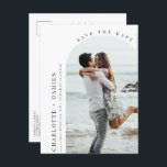 Minimalistisk modern båge foto Spara datumet Vykort<br><div class="desc">Bjud in gäster till din bröllop med denna enkla och moderna anpassningsbara spara datumet-inbjudan. Fotot på kortet kan ändras till ditt eget. Denna spara datumet-inbjudan är perfekt för alla säsonger.</div>