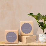 Minimalistisk modern Bröllop Tack Dusty Lila Runt Klistermärke<br><div class="desc">Den klassiska rundan Bröllop-Tack med minimalistiskt värde i Dusty Lila</div>