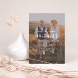 Minimalistisk Modern Fototäckning Spara Datumet<br><div class="desc">Enkel,  stilren och fantastisk; detta kort visar er fototografi i bakgrunden med en genomskinlig överlagring som framhäver era namn och bröllopsdetaljer. Lägg till ytterligare information på baksidan.</div>