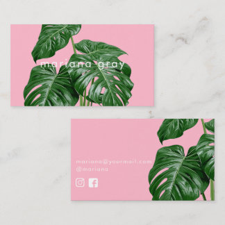 Minimalistisk modern grön monstera på rosa visitkort
