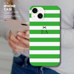 Minimalistisk modern Grönt Rand Bow Initialer<br><div class="desc">Vi presenterar vår nya iPhone 14 fodral, designad med en enkel grönt och vitt strimlat mönster som säkert kommer att vända huvudet. För att öka skärpan har vi inkluderat en liten svart båge på framsidan. Och för att göra det till en verklig personlig kan fodral monogrammeras med ert initialer. Fodral...</div>