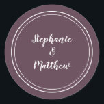 Minimalistisk Modern Lila Bröllop Bride Groom-förm Runt Klistermärke<br><div class="desc">Enkelt, minimalistiskt och chic Bröllop-design ger brid & grooms namn i en modern design med en dubbla som ramas in gräns i vitt på trendigets lila. Den moderna utformningen är enkel och chic. Anpassa detaljerna i bröllop med namn i ett skarpt vitt skript. Se till att samlingslänken på den här...</div>
