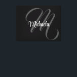 Minimalistisk modern monogram initial bokstav namn canvastryck<br><div class="desc">Minimalistisk modern monogram initialt namn svart vitt. Personlig anpassat namn med en kursiv initial bakom på en svart färg.</div>