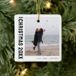 Minimalistisk Modern One Photo Personlig-jul Julgransprydnad Keramik<br><div class="desc">Fira julhelgen med vårt minimalistiska moderna, ett foto-Personlig julkeramiska prydnadsföremål. Med en klassisk svartvit design blandar denna dekorationsform elegantens minimalism med en aning traditionell charm. Den rena och enkla estetiska bilden gör den till ett mångsidigt tillägg till vilken Julgran som helst, medan anpassadets fotoutrymme gör att du kan lägga till...</div>