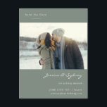 Minimalistisk Modern Sage Grönt Photo Save Date Vykort<br><div class="desc">Minimalistiskt Modern Mörk Sage Grönt Bröllop spara datum -vykort med foto</div>