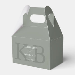 Minimalistisk modern sagegrön vigselring med monog presentaskar
