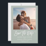 Minimalistisk modern skriptgrönsak chic foto spara datumet<br><div class="desc">Minimalistisk modern Spara datum-anmälan med trendig vit borstskrift handskrivna typografi på dammig grön med ditt personliga foto bredvid dina namn och datum för bröllopet.</div>