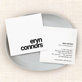 Minimalistisk modern typografi svart vit fyrkantigt visitkort