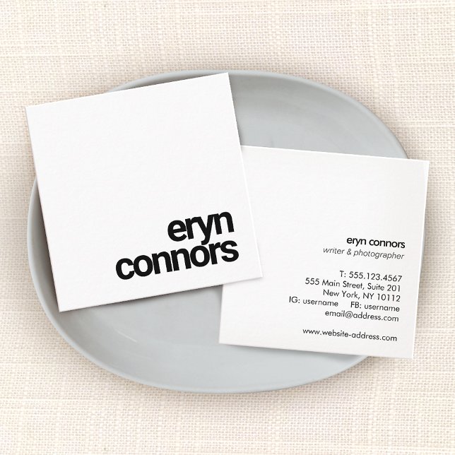 Minimalistisk modern typografi svart vit fyrkantigt visitkort (Skapare uppladdad)