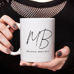 Minimalistisk Monogram Black and White Namn Kaffemugg<br><div class="desc">Ett minimalistiskt och modernt elegant monogram mugg i svartvitt. Den innehåller en kombination av skript och serif-teckensnitt för namn. Perfekt som en anpassad gåva.</div>