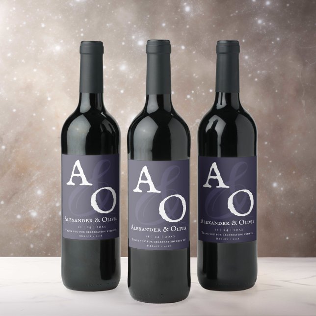 Minimalistisk monogram Bröllop Lila Vinflaska Etikett (Plum Purple Minimalist Monogram Wedding Wine Label)