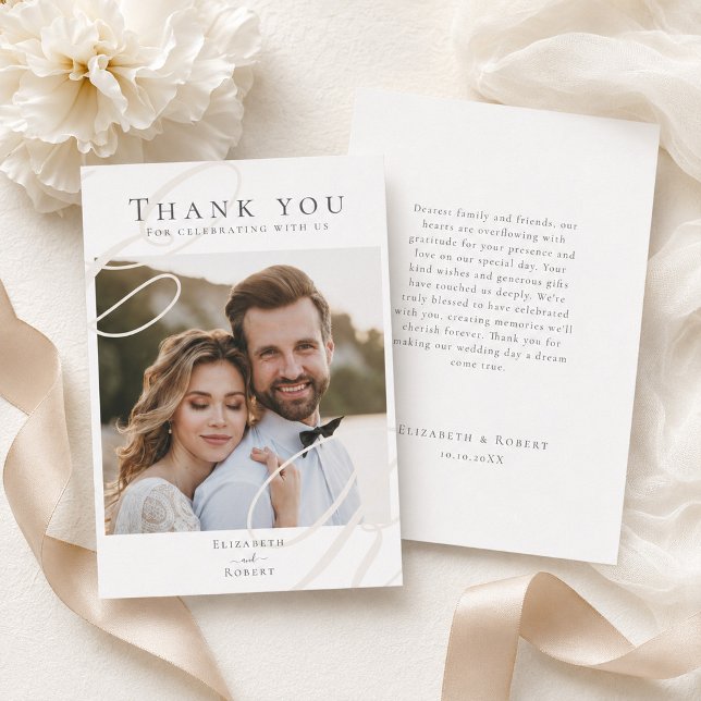 Minimalistisk Monogram Bröllop Tacksamhetskort Tack Kort (Minimalist Monogram Wedding Thank You Card on a table with a white flower and a silk ribbon)