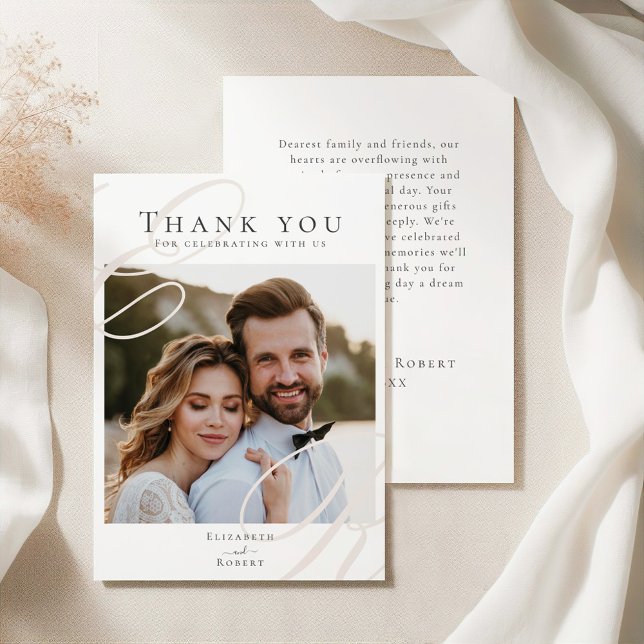 Minimalistisk Monogram Bröllop Tacksamhetskort Tack Kort (Elegant Minimalist Beige Monogram Wedding Photo Thank You Card on a white silky tableclothes)
