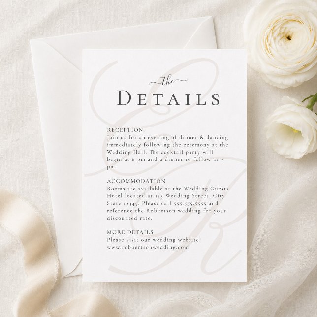 Minimalistisk Monogram Bröllopsdetaljkort Inbjudningar (Minimalist Monogram Wedding Details Card on a table with white flowers)