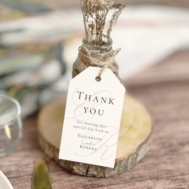 Minimalistisk monogram bröllopsgåva presentetikett (Minimalist Beige Monogram Wedding Thank You Gift Tags on a boho jar with dry flowers)