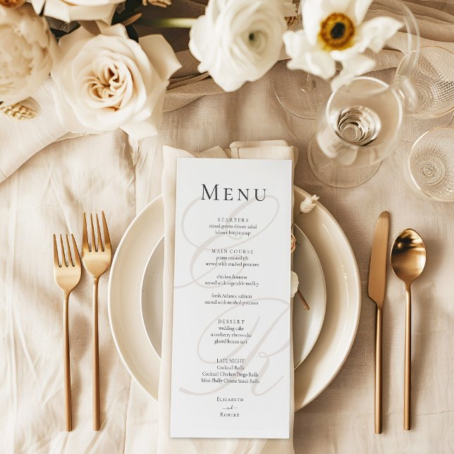Minimalistisk Monogram Bröllopsmeny Kort (Minimalist Monogram Wedding Menu Card on a beige and neutral wedding dinner table with flowers)