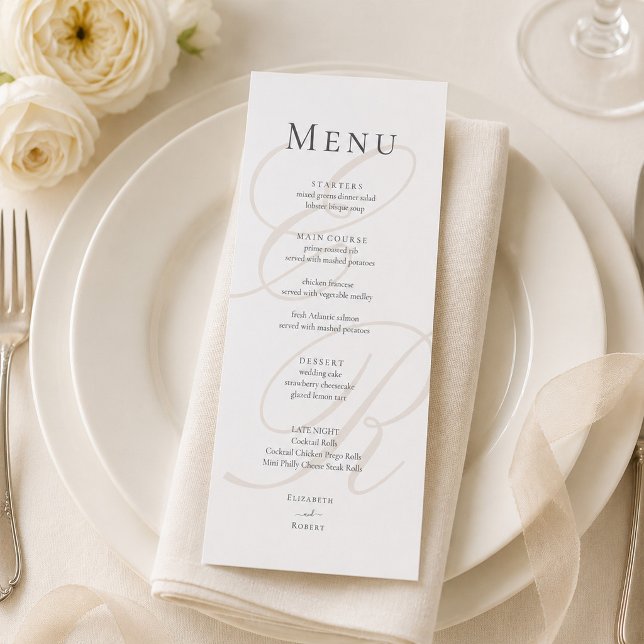 Minimalistisk Monogram Bröllopsmeny Kort (Minimalist Monogram Wedding Menu Card on an elegant wedding table with white flowers)