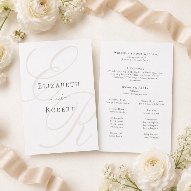 Minimalistisk Monogram Bröllopsprogramkort Program (Minimalist Monogram Wedding Program Card on a table with white flowers and beige silk ribbons)