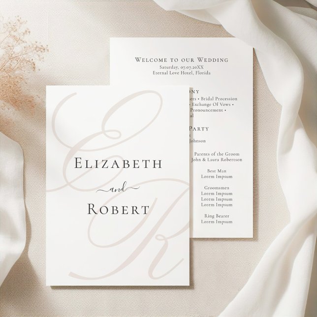 Minimalistisk Monogram Bröllopsprogramkort Program (Elegant Minimalist Beige Monogram Wedding Program on an elegant white silky tableclothes)
