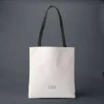 Minimalistisk monogram brudtärna-handväska tygkasse<br><div class="desc">En present de kommer bära överallt – bokstavligen. Denna elfenbensvita handväska med ett rent grått monogram är rymlig nog för brölloppsdagens nödvändigheter och chic nog för vardagliga ärenden. En personlig brudtärna-present som är lika praktisk som den är vacker.</div>