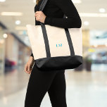 Minimalistisk Monogram Canvas Tygkasse<br><div class="desc">Förbättra din dagliga rutin med denna minimalistiska monogramduk till säcken. Anpassa det med din egen initialer eller med en älskad person för en elegant snyggt påstående biet. Från livsmedel till gym utrustning är den tillräckligt rymlig för att lätt kunna hantera vardagliga saker. Den rena, tidslösa designen gör den idealisk för...</div>