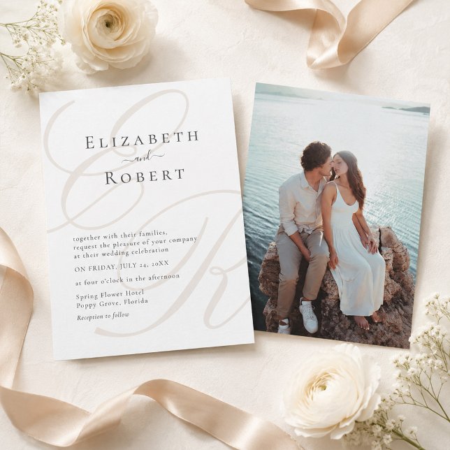 Minimalistisk Monogram Fotobryllopsinbjudan Inbjudningar (Minimalist Monogram Photo Wedding Invitation on a table with white flowers and beige silk ribbon)