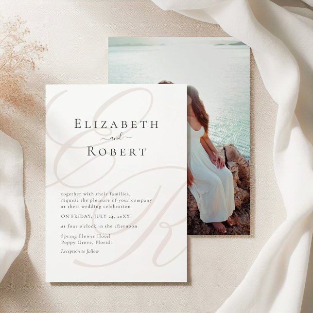 Minimalistisk Monogram Fotobryllopsinbjudan Inbjudningar (Minimalist Beige Monogram Couple Photo Wedding Invitation on an elegant silk tableclothes.)