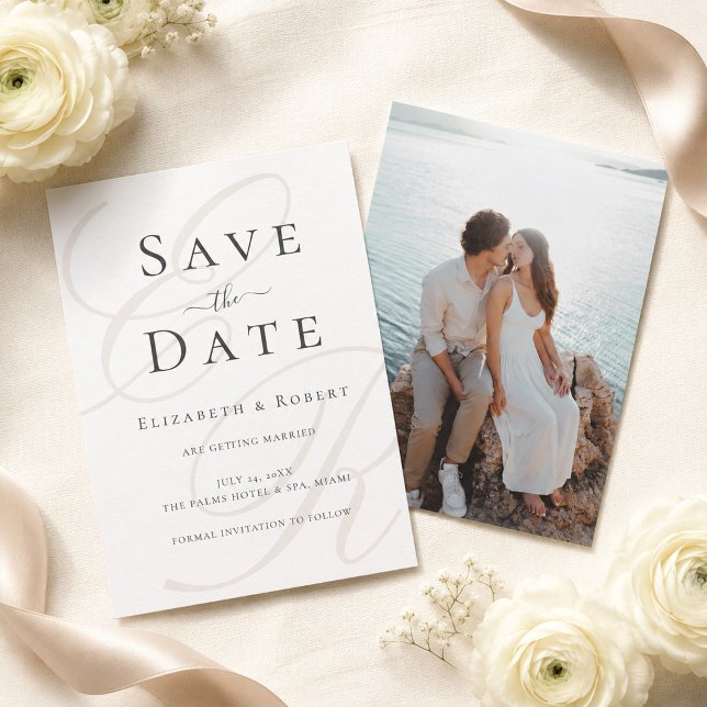 Minimalistisk Monogram Fotografi Kort för att Spar (Minimalist Monogram Photo Save the Date Card on a table with white flowers and beige silk ribbons)