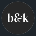 Minimalistisk Monogram Initialer Black White Bröll Runt Klistermärke<br><div class="desc">Modern,  minimal,  minimalistisk utformning av bröllop med stort fet brev i färg: svart vitt (färg,  typsnitt,  text,  storlek kan ändras). Monogrammet med datum och brud och groom (initialer). Stickers/sälar för bröllopsinbjudan. Perfekt för det unga paret för hösten/bröllop.</div>
