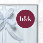 Minimalistisk monogram Initialer Burgundy Red Bröl Runt Klistermärke<br><div class="desc">Modern,  minimal,  minimalistisk utformning av bröllop med stort fet brev i färg: Burgundy,  röd (färg,  typsnitt,  text,  storlek kan ändras). Monogrammet med datum och brud och groom (initialer). Stickers/sälar för bröllopsinbjudan. Perfekt för det unga paret för hösten/bröllop.</div>
