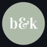 Minimalistisk Monogram Initialer Sage Grönt Bröllo Runt Klistermärke<br><div class="desc">Modern,  minimal,  minimalistisk utformning av bröllop med stort fet brev i färg: Sage,  ljust grönt (färg,  typsnitt,  text,  storlek kan ändras). Monogrammet med datum och brud och groom (initialer). Stickers/sälar för bröllopsinbjudan. Perfekt för det unga paret för hösten/bröllop.</div>