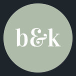 Minimalistisk Monogram Initialer Sage Grönt Bröllo Runt Klistermärke<br><div class="desc">Modern,  minimal,  minimalistisk utformning av bröllop med stort fet brev i färg: Sage,  ljust grönt (färg,  typsnitt,  text,  storlek kan ändras). Monogrammet med datum och brud och groom (initialer). Stickers/sälar för bröllopsinbjudan. Perfekt för det unga paret för hösten/bröllop.</div>
