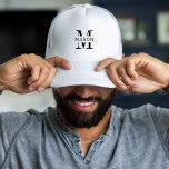 Minimalistisk Monogram-Personlig Keps<br><div class="desc">Ovanför ditt utseende med vår anpassningsbar vita basebollsockel, personlig med ett minimalistiskt monogram initialt och ditt namn på en ren snyggt. Det här locket är av premiummaterial lätt, bekvämt och justerbart och skapar perfekten för all utomhusaktivitet. Oavsett om du slår på golfbanan, drar ut på avslappnaden eller ger en älskad,...</div>