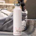 Minimalistisk monograminitial och Namn Pastel-Rosa<br><div class="desc">Håll dig hydrerad i stil med vår minimalistiska Monogram Initial och Namn Pastel Rosa Vattenflaska. Den här eleganta och elegant vattenflaskan har en minimalistisk designbaserad personlig med din ursprungliga och namn, som ställs in mot en mjuk baksida av pastellrosan. Den är tillverkad av högkvalitativa, BPA-fria material och ser till att...</div>