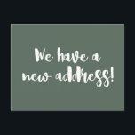 Minimalistisk Mörk Sage Vi Flyttat ny Flytta hemma Vykort<br><div class="desc">Den moderna minimalismen vi flyttat vykort innehåller roligt-pensel i mörkens grönt och vitt.</div>